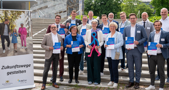 Gruppenfoto der am Fußverkehrs-Checks 2025 teilnehmenden Städte und Gemeinden mit Staatssekretärin Elke Zimmer