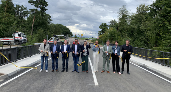 Zur Freigabe der Brücke wird ein Band durchgeschnitten