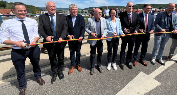 An der Verkehrsfreigabe nahmen Aalens Oberbürgermeister Frederick Brütting, Essingens Bürgermeister Wolfgang Hofer, Landtagsabgeordneter Winfried Mack, Landesverkehrsminister Winfried Hermann, Regierungspräsidentin Susanne Bay, Gerhard Rühmkorf vom Bundesministerium für Verkehr, Landrat Joachim Bläse und Landtagsabgeordneter Tim Bückner teil.
