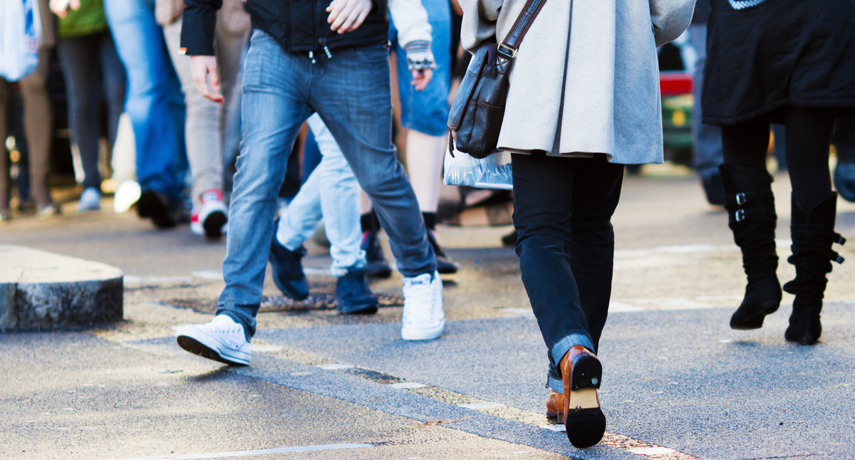 Fußgänger in einer Fußgängerzone (Bild: M@chris-m, fotolia.com)