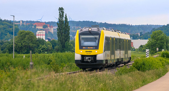 Ein Zug fährt auf der Brenzbahn.