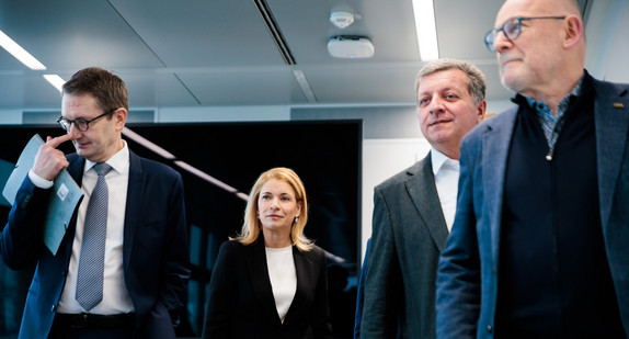 von links nach rechts: Staatssekretär des Bundesministeriums für Verkehr Stefan Schnorr, Vorstandsvorsitzende der Deutschen Bahn AG Evelyn Palla, Bayerischer Staatsminister für Wohnen, Bau und Verkehr sowie Vorsitzender der Landesverkehrsministerkonferenz Christian Bernreiter (CSU) sowie der baden-württembergische Verkehrsminister Winfried Hermann vor dem Auftakt des Sicherheitsgipfel bei der Deutschen Bahn.